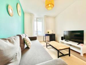 Televízia a/alebo spoločenská miestnosť v ubytovaní Brest - Le Gestin - Appartements - Lumineux - Tout Confort - Fibre Internet