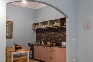 an archway in a kitchen with a table and a counter at City Life Timisoara in Timişoara