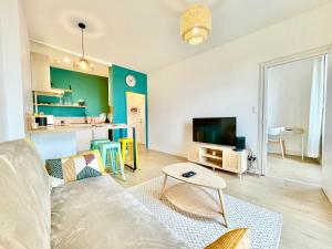 Televízia a/alebo spoločenská miestnosť v ubytovaní Brest - Le Gestin - Appartements - Lumineux - Tout Confort - Fibre Internet