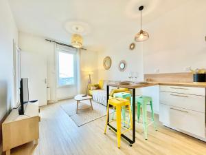 Kuchyňa alebo kuchynka v ubytovaní Brest - Le Gestin - Appartements - Lumineux - Tout Confort - Fibre Internet