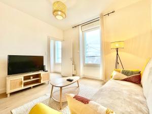 Televízia a/alebo spoločenská miestnosť v ubytovaní Brest - Le Gestin - Appartements - Lumineux - Tout Confort - Fibre Internet