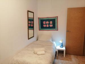 - une chambre avec un lit doté d'un miroir et d'une lampe dans l'établissement La Estrella de Alicante, à Alicante