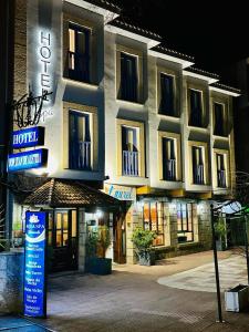 budynek hotelowy z znakiem przed nim w obiekcie Hotel Rural Spa Don Juan de Austria w mieście Jarandilla de la Vera