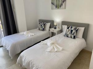 Ένα ή περισσότερα κρεβάτια σε δωμάτιο στο Seaside Miramar