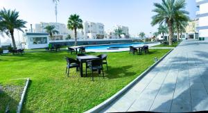 Piscina a Mona chalet "Families only" عائلات فقط o a prop