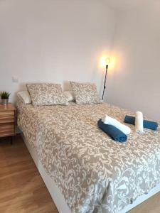una cama con almohadas en una habitación en Cute apartment Sant Adria beach, en Sant Adrià de Besòs