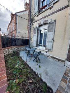 a patio with a table in front of a building at * L'appartement centre de Provins * ZEN LOC 4 in Provins