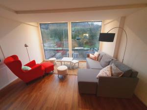 sala de estar con sofá y 2 sillas en Neue Wohnung an Stadtrand mit Parkplatz, en Lucerna
