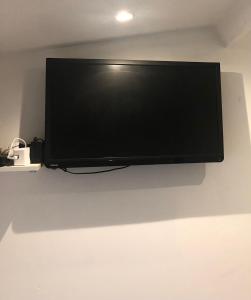 Televízia a/alebo spoločenská miestnosť v ubytovaní Studette avec extérieur climatisée