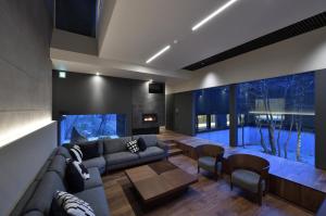 a living room with a couch and a large aquarium at NIVIA in Hakuba