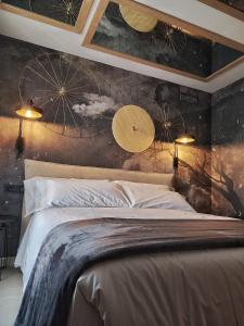 ein Schlafzimmer mit einem großen Bett mit Wandbild in der Unterkunft Les Cases del Mar in Les Cases d'Alcanar