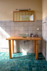 uma casa de banho com um balcão com um lavatório e um espelho em Ruby 'n Emerald studio's em Retimno