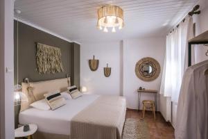 A bed or beds in a room at DIEVANDI SEAVIEW VILLA