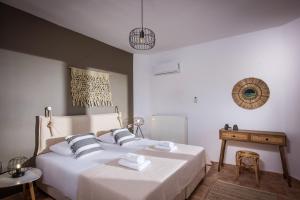 A bed or beds in a room at DIEVANDI SEAVIEW VILLA