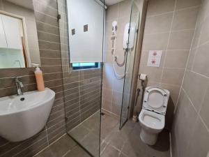 Un baño con ducha, inodoro y lavabo. en Lovely Kozi Square Studio Bedroom with Pool LV5D, en Kuching 19 fotos más