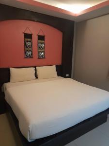 Una cama o camas en una habitación de Cocoon Sansabai Guesthouse
