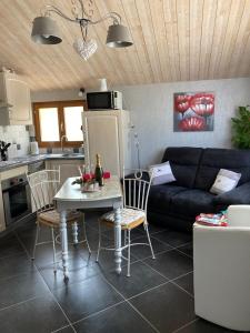 ein Wohnzimmer mit einem Tisch und einem Sofa in der Unterkunft Gite de la Streng in Ribeauvillé