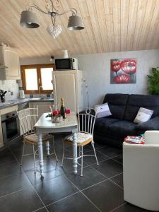 una sala de estar con una mesa y un sofá en Gite de la Streng, en Ribeauvillé