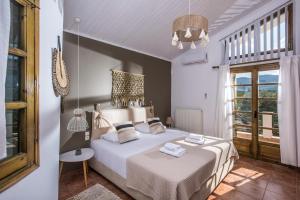 A bed or beds in a room at DIEVANDI SEAVIEW VILLA