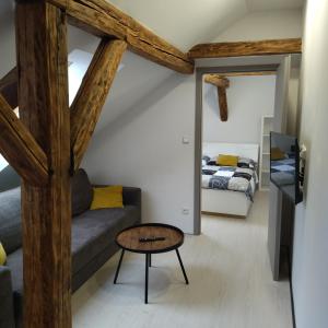 ein Wohnzimmer mit einem Sofa und einem Bett in der Unterkunft Apartmány s výhledem na zámek II in Vimperk
