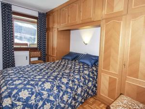 een slaapkamer met een blauw bed in een kamer bij Cozy apartment w a view & own garden in Bad Gastein