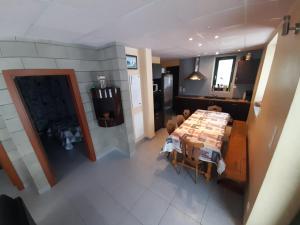einen Esstisch und eine Küche in der Unterkunft Gîte Le Chant des Cloches in Fleurey