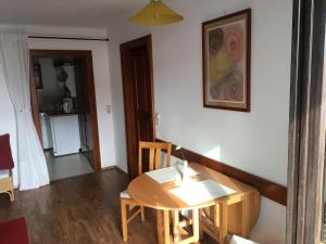 a dining room with a table and a kitchen at Ferienwohnung Meindl Elfi An der Drachenwand 44 in Mondsee