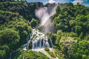 een luchtzicht op een waterval in een bos bij BORGO NEL TEMPO in Collestatte