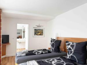 TV a/nebo společenská místnost v ubytování Schöne Apartments I private Parkplätze I home2share
