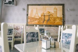 une salle à manger avec une photo de la tour Eiffel dans l'établissement SPA Villa Jasmin, à Trouskavets
