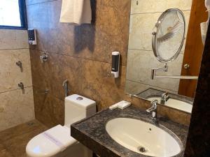 The Urban Hive Hotel的一间浴室