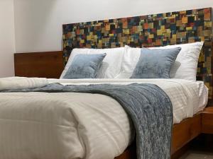 The Urban Hive Hotel客房内的一张或多张床位