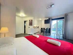 1 dormitorio con 1 cama blanca grande con manta roja en Sea and Sun 4 You - Porto Moniz, en Porto Moniz