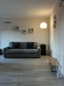 een woonkamer met een bank en een tafel bij Casa Patrito - Appartamento Dolcetto in Barolo