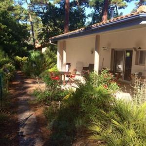 ein Haus mit vielen Pflanzen davor in der Unterkunft Modern Villa High Standing Pyla sur Mer 3' from beach in Pyla-sur-Mer