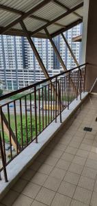 un balcón en un edificio con edificios altos en Luxury & Complete 3 Bedroom Penthouse, en Shah Alam