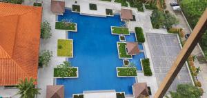 una vista aérea de un edificio azul con plantas en Luxury & Complete 3 Bedroom Penthouse, en Shah Alam