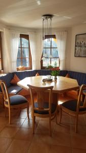 a dining room with a wooden table and chairs at Ferienwohnung Sprauer in Baiersbronn