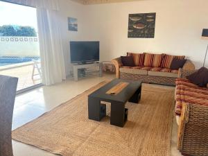 sala de estar con sofá y mesa de centro en Detached villa, private pool only 10 minutes to beaches, en Valle de San Lorenzo