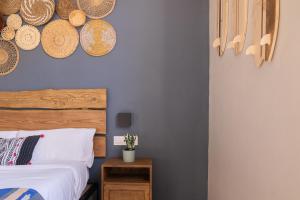 1 dormitorio con 1 cama con sombreros en la pared en Bird House, en Valencia