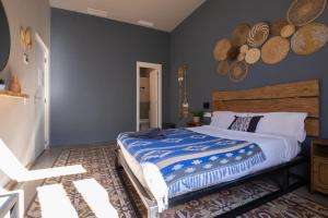 1 dormitorio con 1 cama con pared azul en Bird House, en Valencia