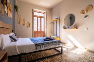 1 dormitorio con cama y espejo en Bird House, en Valencia