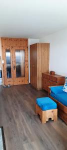 sypialnia z 2 łóżkami i drewnianą podłogą w obiekcie Bouleaux G2 w mieście Nendaz