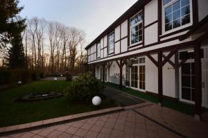 ein Haus mit einem weißen Ball im Hof in der Unterkunft Hotel am Stadtwald in Stralsund