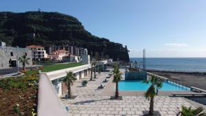 Utsikt över poolen vid Giesta Flower by Madeira Holiday Rentals eller i närheten