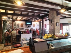A restaurant or other place to eat at Albergue Don Camino