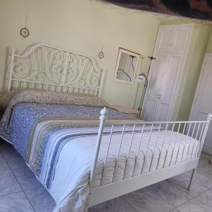 una camera con un letto bianco e una coperta blu di Abades El Viejo Barco ad Abades