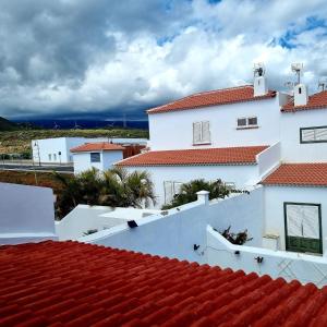 vista sui tetti delle case bianche di Abades El Viejo Barco ad Abades