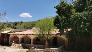 Casa Rustica en la Reserva Tehuacán-Cuicatlán : منزل أمامه شجرة