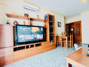 - un salon avec une grande télévision à écran plat dans l'établissement Apartamento con vistas a la Sierra de El Torcal, à Villanueva de la Concepción